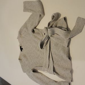 Wool gray/badge sweater with long wool ribbon